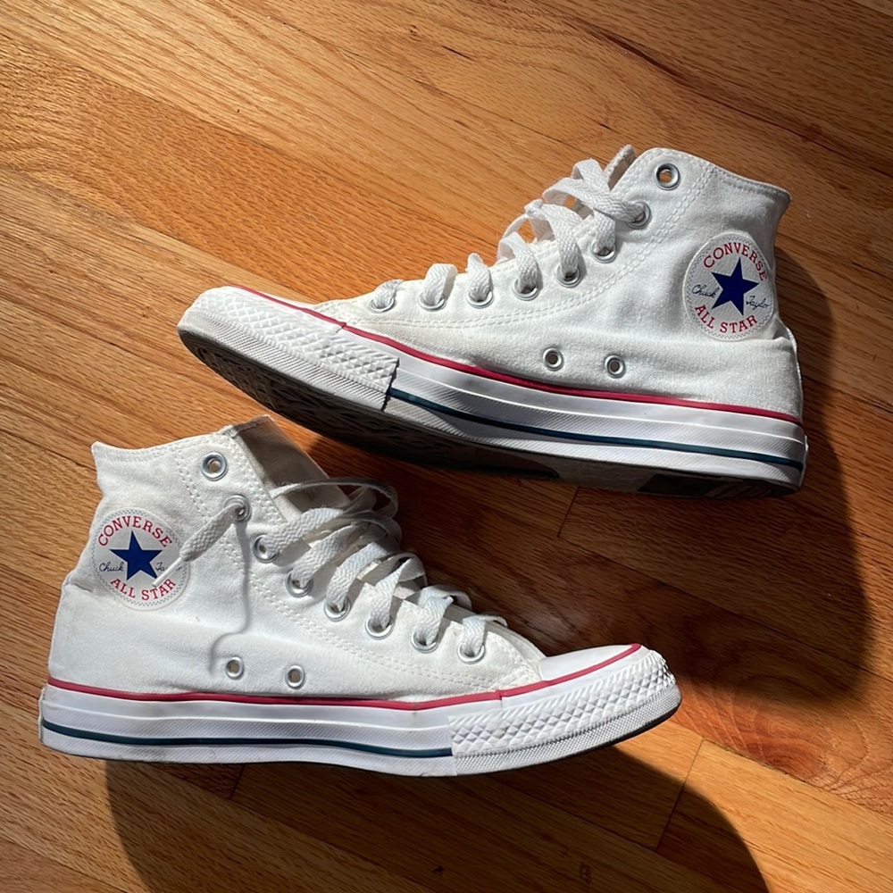 Women’s 8.5 / Men’s 6.5 Converse in White